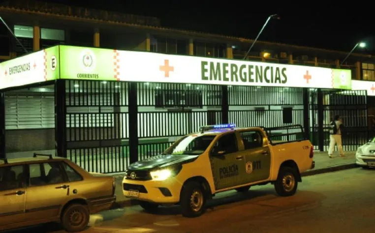 MUJER IBA EN MOTO Y UN LADRÓN LA ARROJÓ AL SUELO DE UNA PATADA