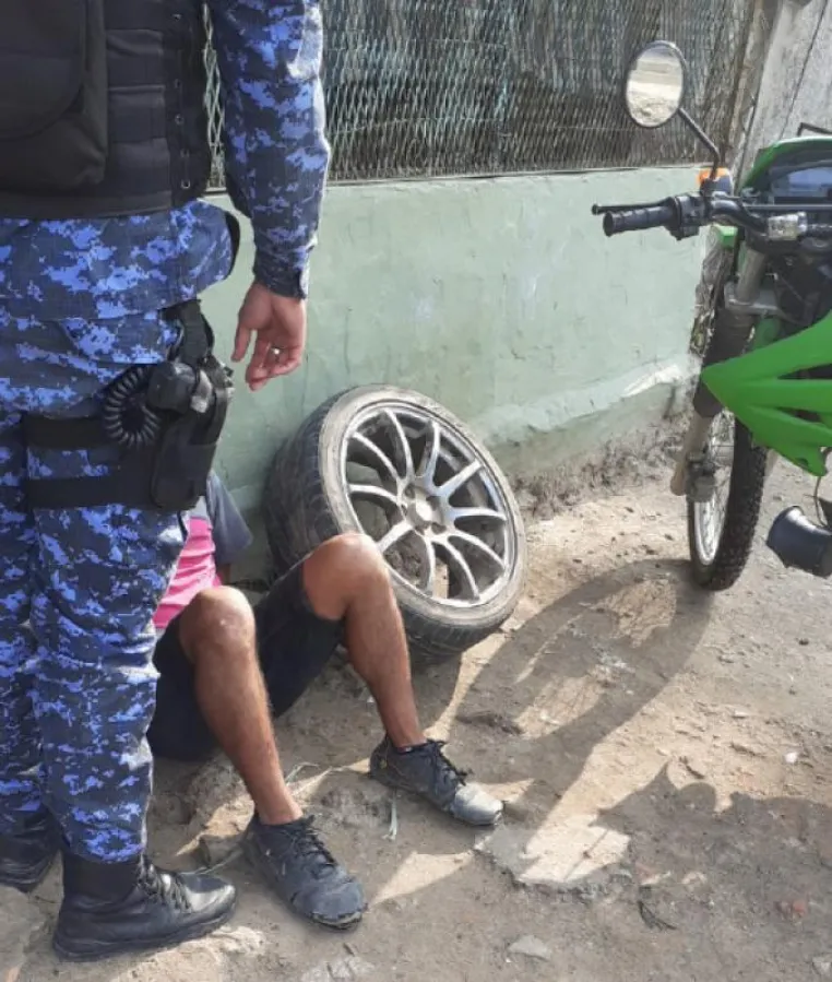 SUSTRAJO UNA RUEDA DE AUXILIO