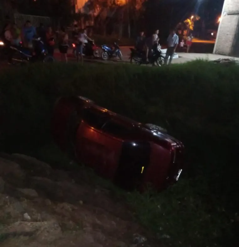 IBA EN AUTO, DESPISTÓ Y CAYÓ A UN ZANJÓN