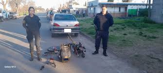 TRASLADABAN UNA MOTO DESARMADA EN EL BAÚL DE UN AUTOMÓVIL