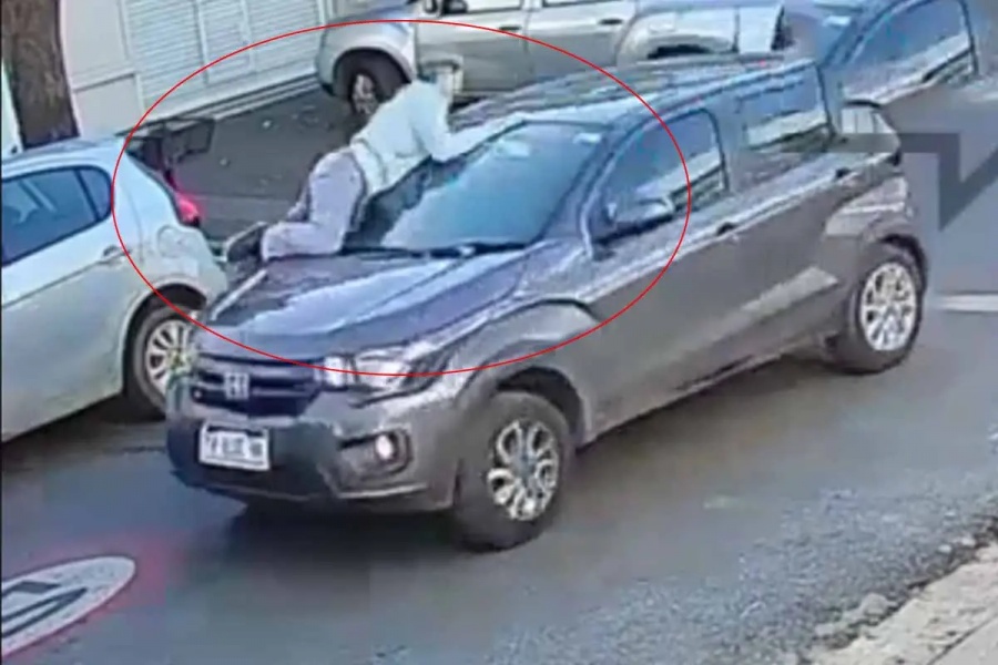 SE SUBIÓ AL CAPOT DE UN AUTO PARA QUE NO LE ROBEN Y LA ARRASTRARON 50 METROS